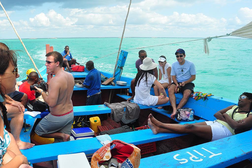 Dolphin Dhow Beach Safaris 维兰库卢什 外观 照片