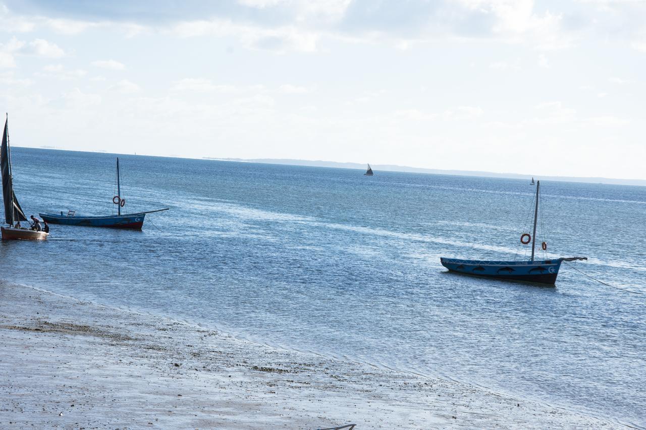 Dolphin Dhow Beach Safaris 维兰库卢什 外观 照片